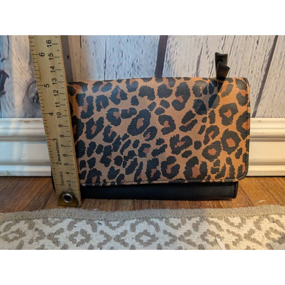 Cheetah print new vegan leather clutch/wallet - Picture 2 of 5